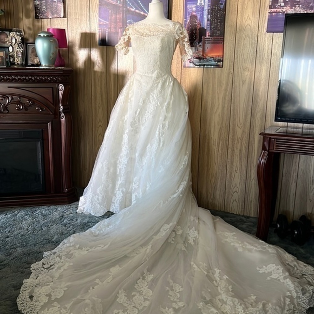 PRONOVIAS BARCELONA OFF WHITE SIZE LARGE US  WEDDING DRESS WITH VEIL